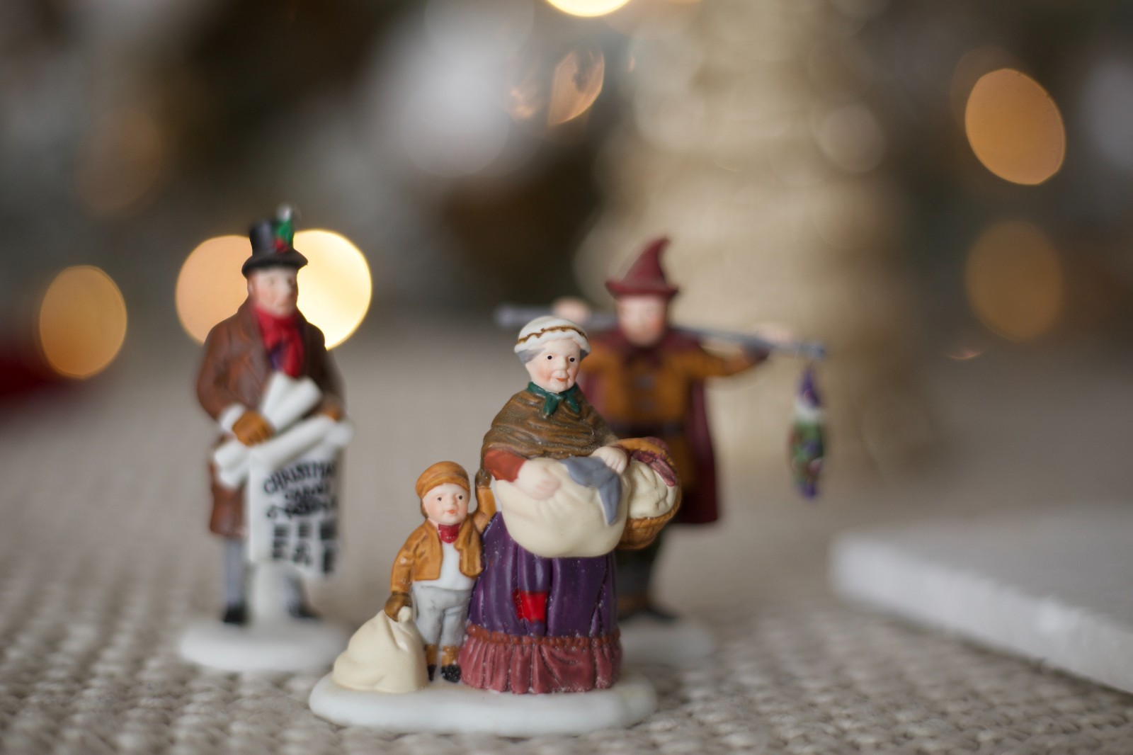 Dept 56 Dickens Village RETIRED Market Lot Bakers Bread Bird Seller (8)
