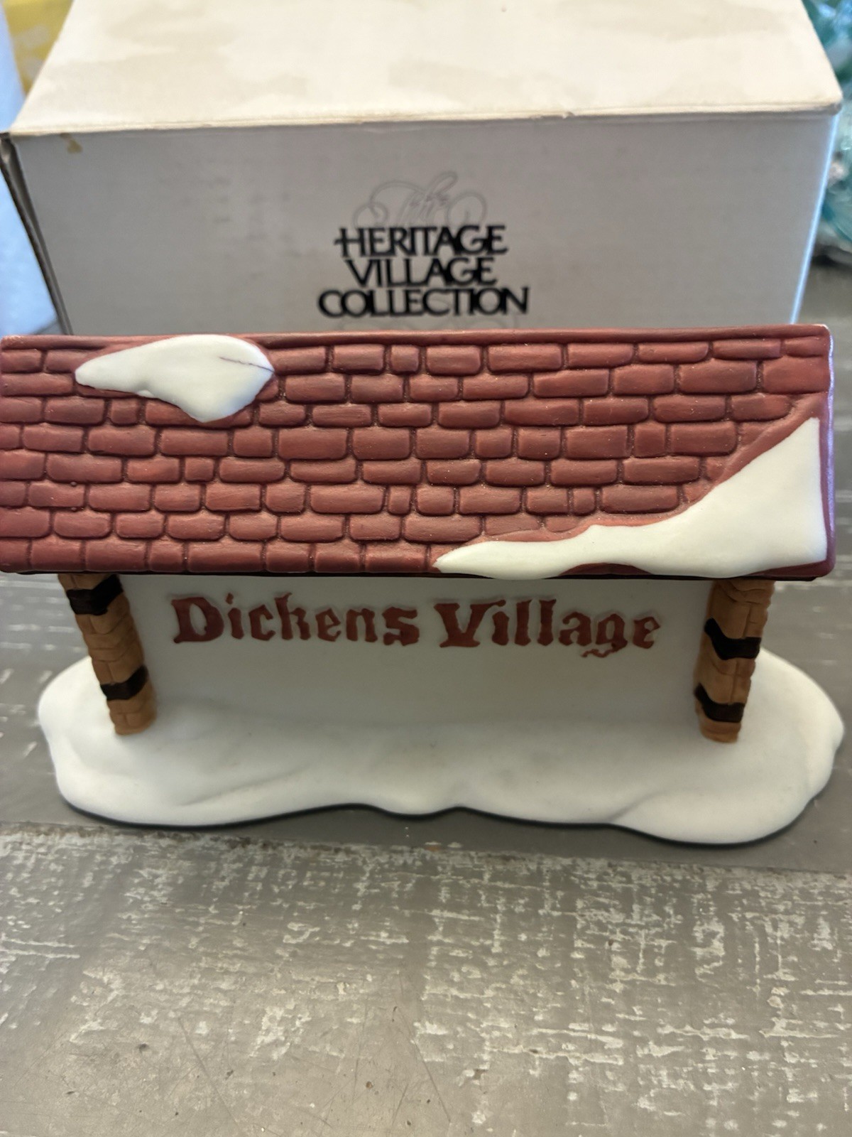 DEPT 56 THE HERITAGE VILLAGE COLLECTION DICKENS’ VILLAGE SIGN