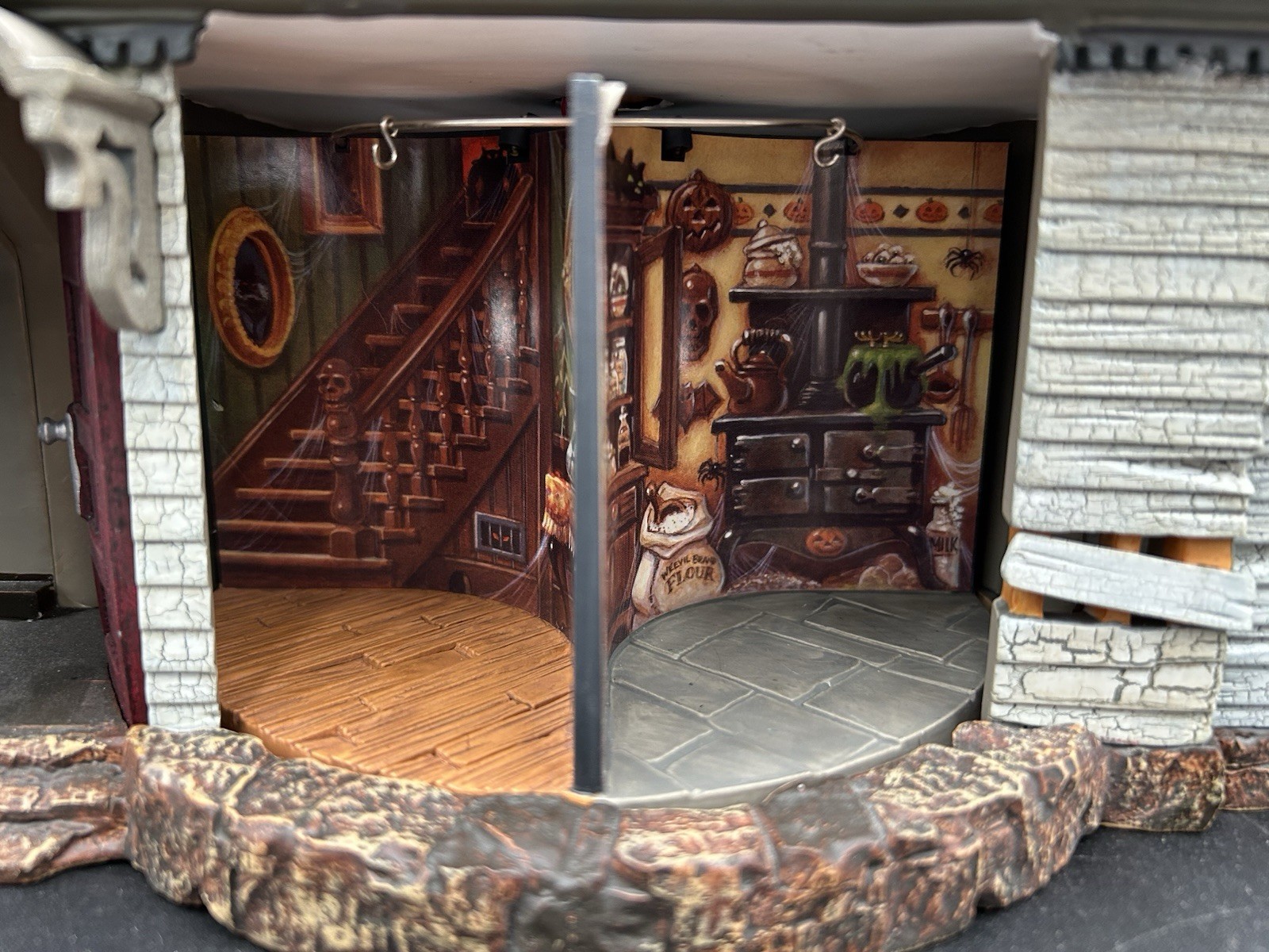 Hallmark Mansion on Ravenwood Lane Haunted House 2004 w Box & Lights Read As Is