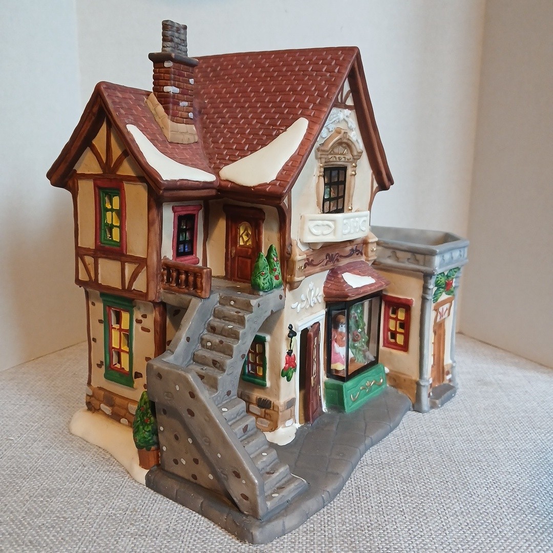 Vintage Holiday Time Village Collectibles P7155 Christmas Decor people in Window
