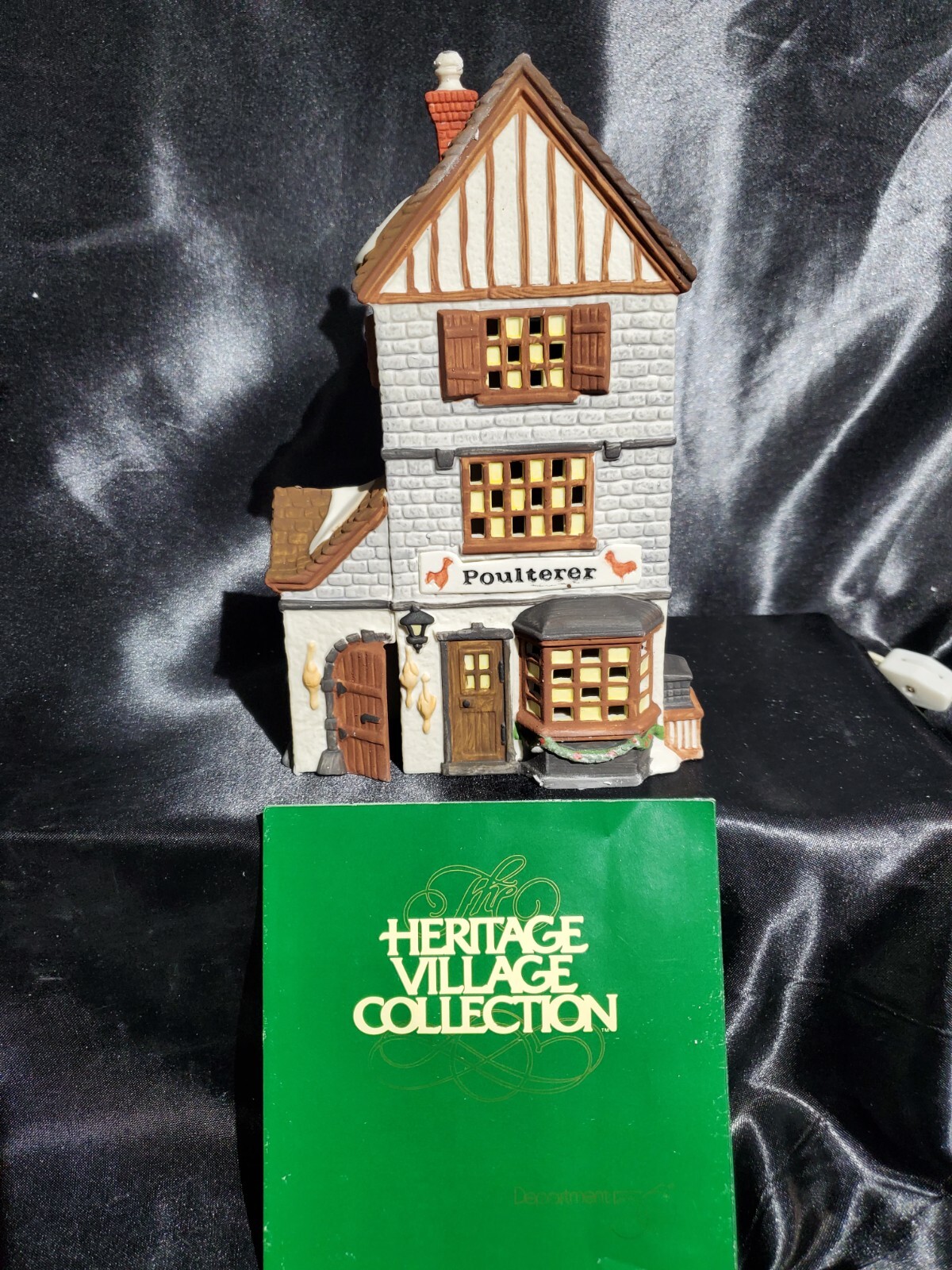 Dept 56 Heritage Village Dickens Series #5926-9 “Poulterer” Lighted House W/Box