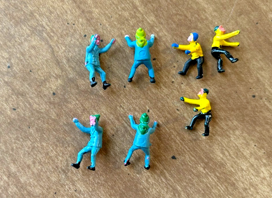 22 VINTAGE MINIATURE VILLAGE PEOPLE FIGURES – WINTER SKATING SLEDDING – DIORAMA
