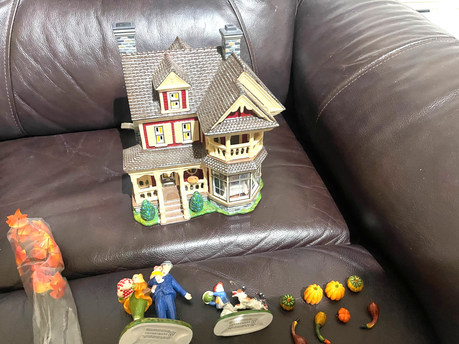 DEPT 56 THANKSGIVING AT GRANDMOTHER’S HOUSE [ SET OF 13] IT WORKS HAS LEAVES