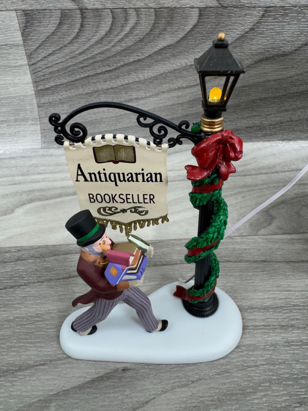 DEPARTMENT 56 DICKENS VILLAGE SERIES “A RARE FIND” ANTIQURIAN BOOK SELLER LOVER