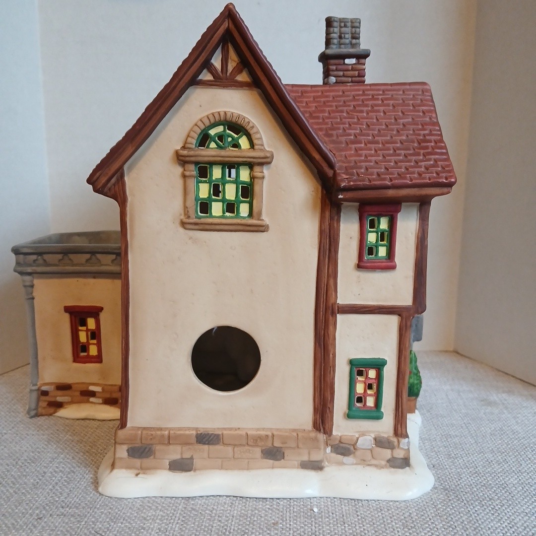 Vintage Holiday Time Village Collectibles P7155 Christmas Decor people in Window