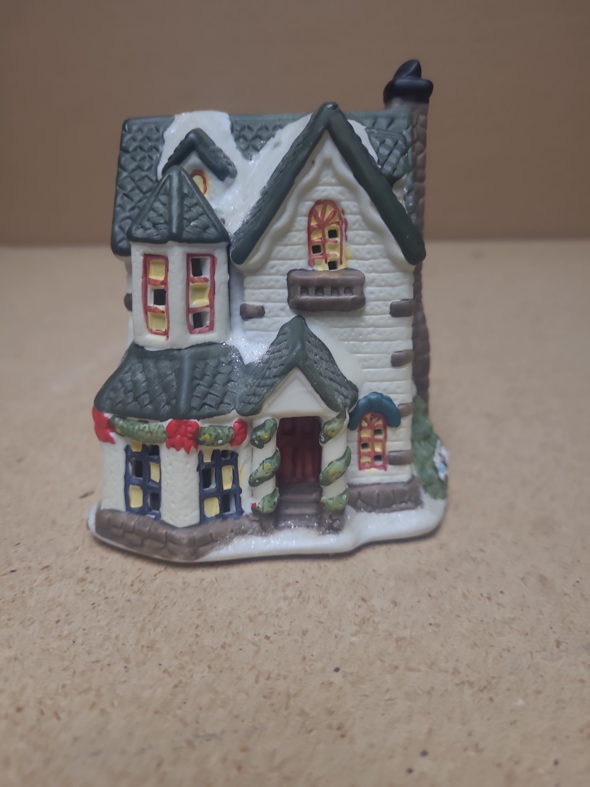 Cobblestone Corners Christmas Village House 2001 Ceramic 5″x4″ Snowy Roof Green