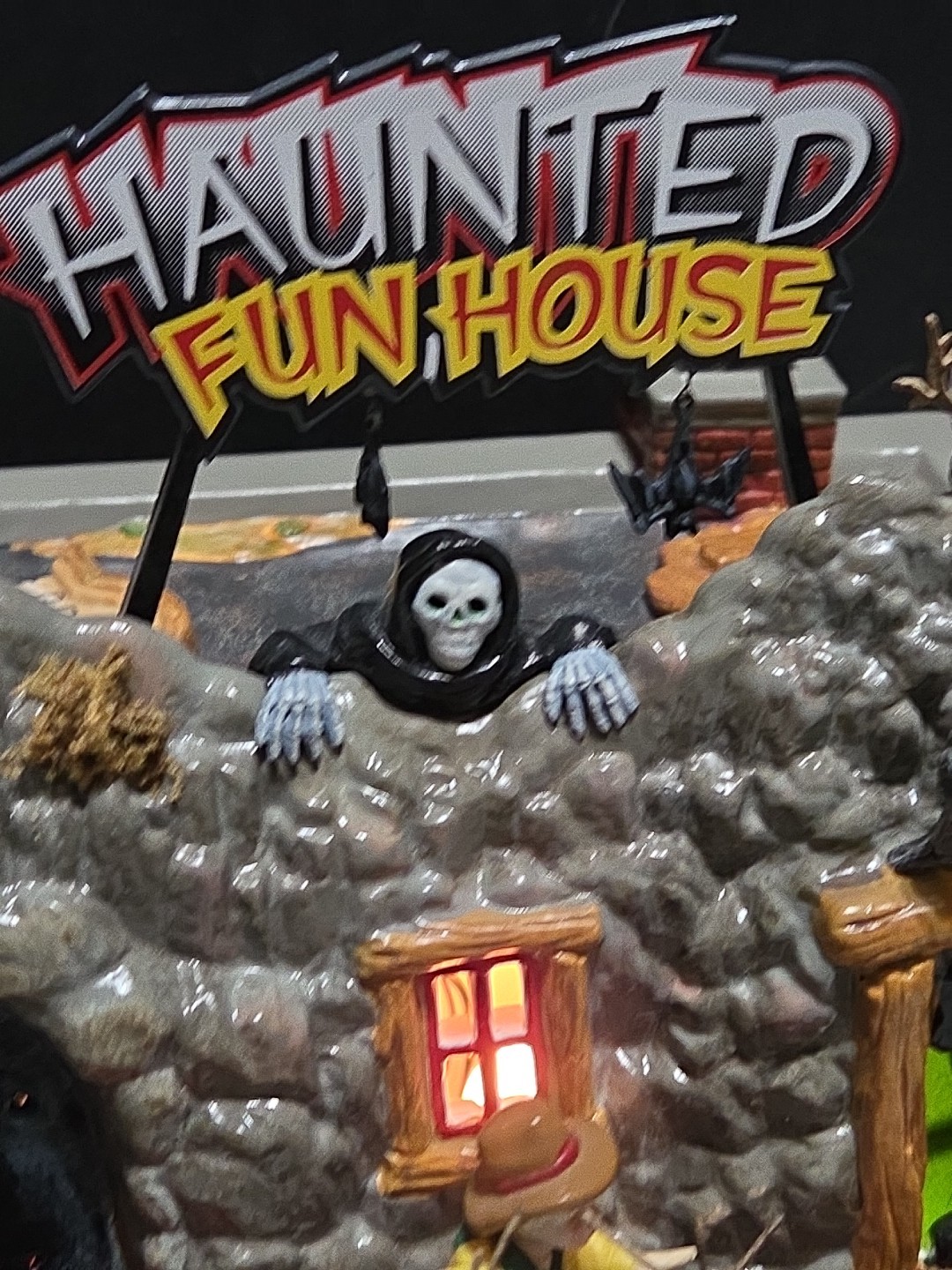 Dept 56 Halloween Haunted Fun House Light Up Snow Village 55094 11″