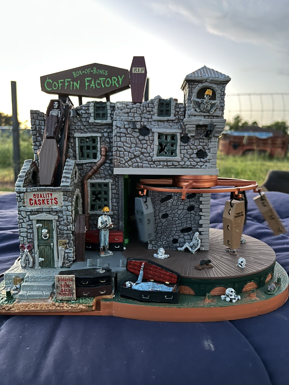 Lemax SPOOKYTOWN 2014 Box of Bones Coffin Factory #45669