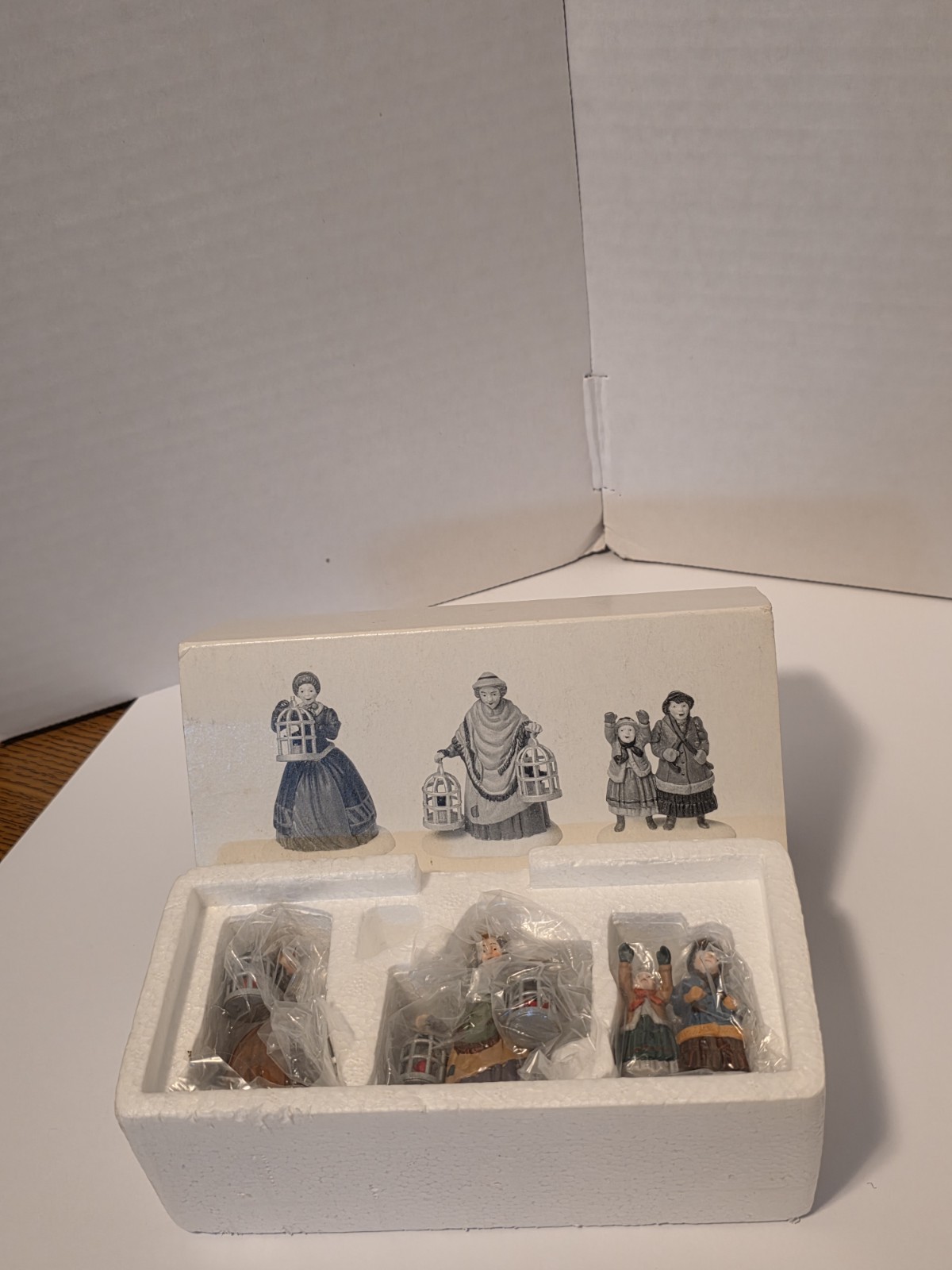 Department 56 Wingham Lane Parrot Seller Complete set w accessories Bird Seller
