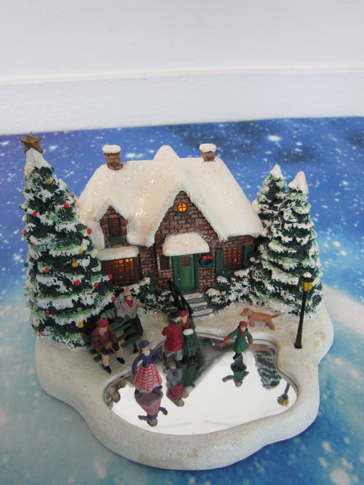2004 Thomas Kinkade Skater’s Pond Lighted Christmas Village House Teleflora