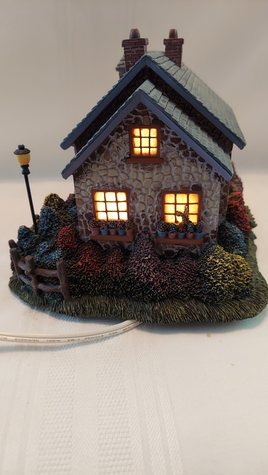 VNTG Hawthorne Village Thomas Kinkade Seaside Lighted “Foxglove Bookstore” (U19)