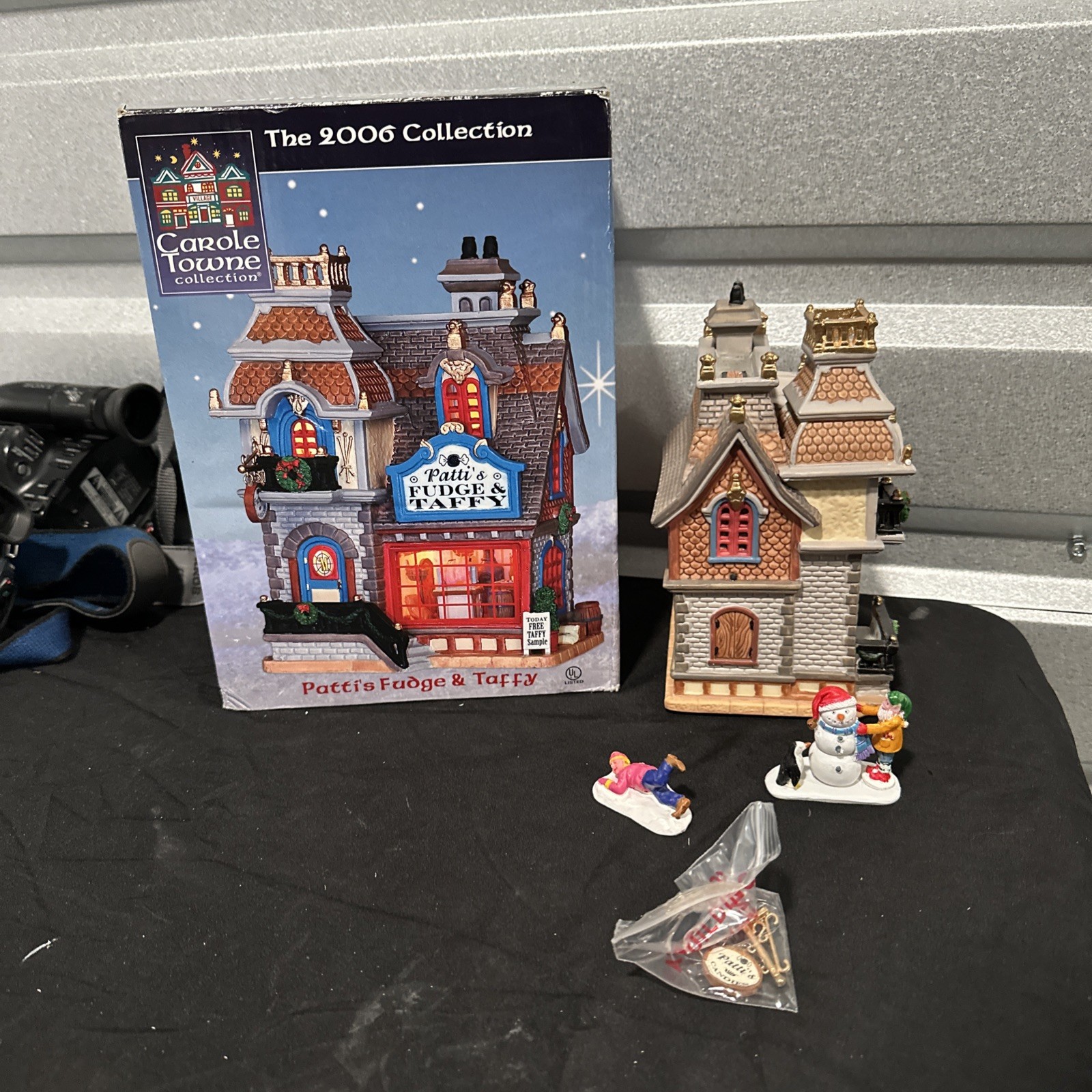 #6334 LEMAX Carole Towne 2006 Patti’s Fudge & Taffy Porcelain Lighted House