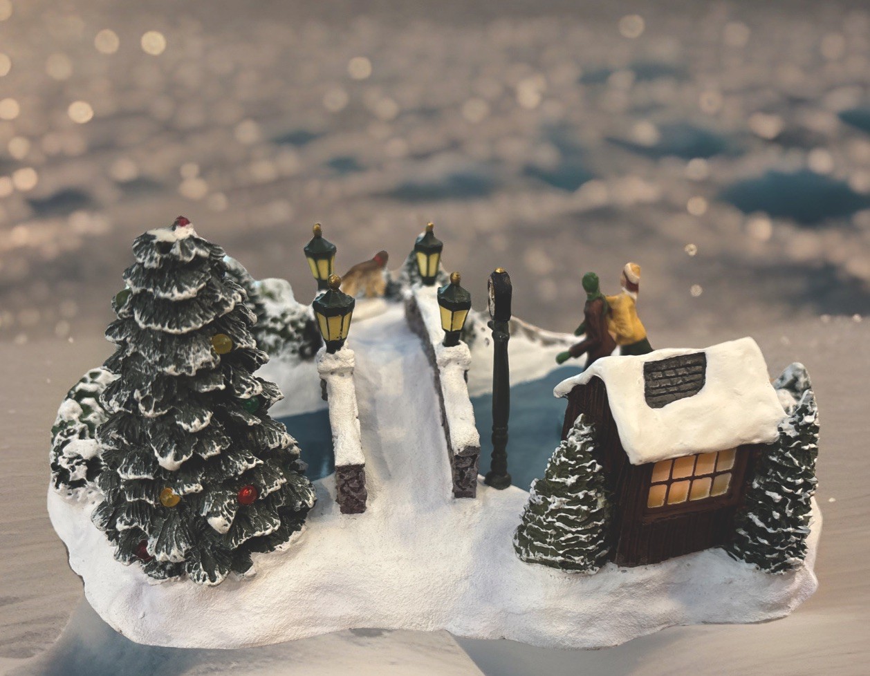 Thomas Kinkade Hawthorne Village Christmas “Village Skating At The Pond” Working