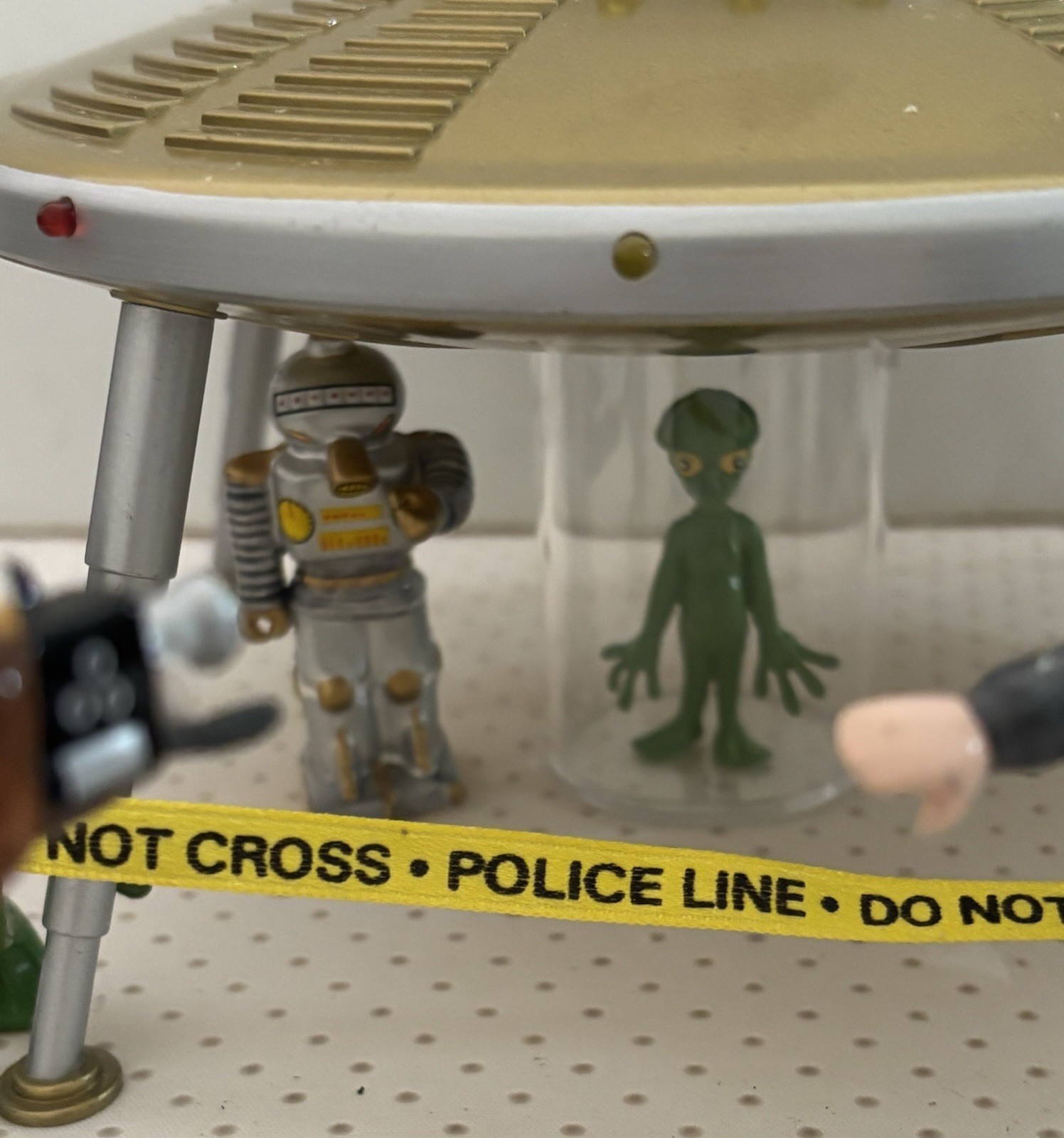 Dept 56 Snow Village 2001 Space Oddity Set of 11 UFO Alien 55118 No adapter