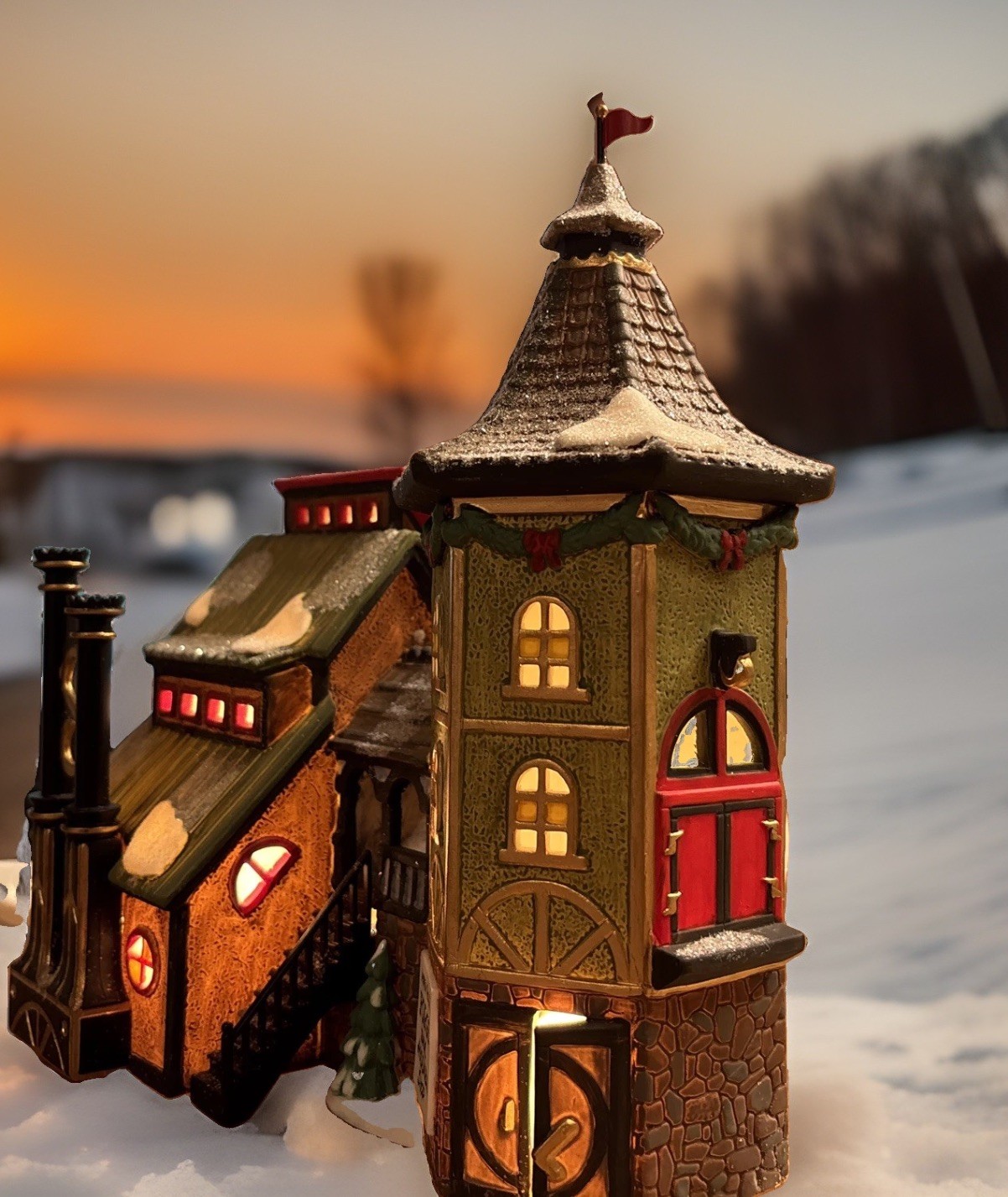 Dept 56 North Pole Series “ Elfin Forge & Assembly Shop” Light & Box Mint