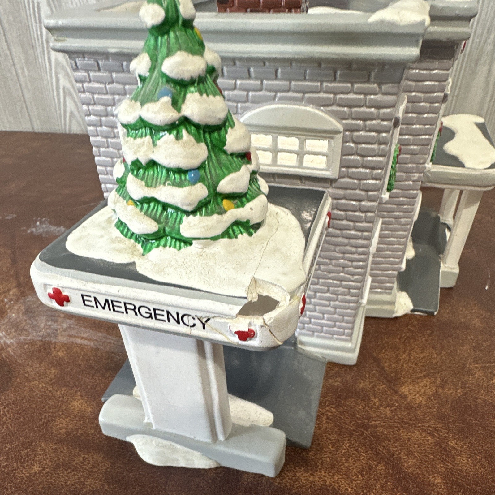 Department 56 Snow Village Snowy Hills Hospital Ceramic Building – Minor damage