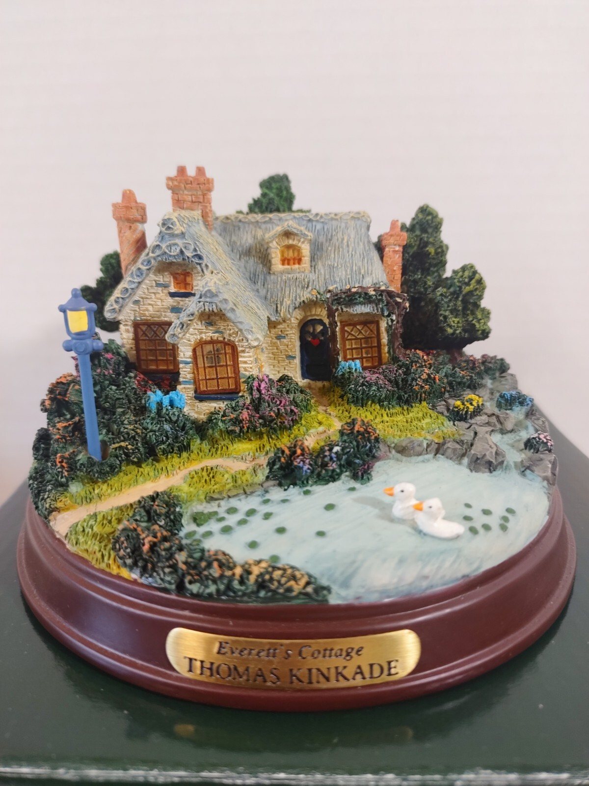 Thomas Kinkade Painters of Light Everetts Cottage Memories of Home Lighted