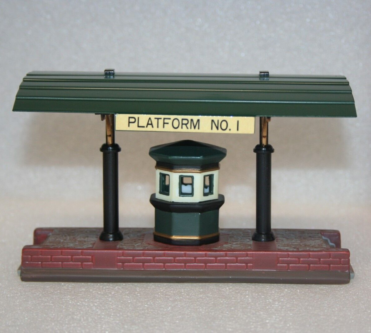 Dept 56 Heritage Village Series Accessory Victoria Station Train Platform 5575-1