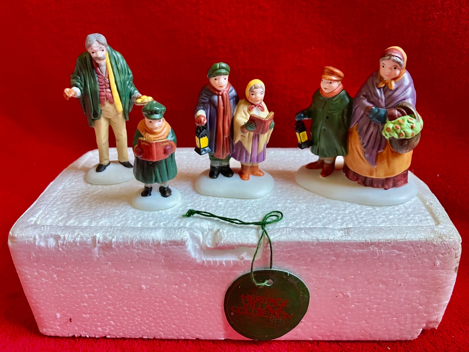 DEPT 56 HERITAGE VILLAGE CAROLER’S ON THE DOOR STEP Mini CHRISTMAS FIGURINE