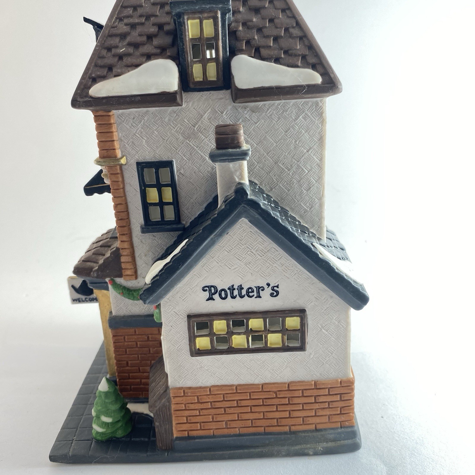 Department 56 Christmas In The City Village Potter’s Tea Seller.