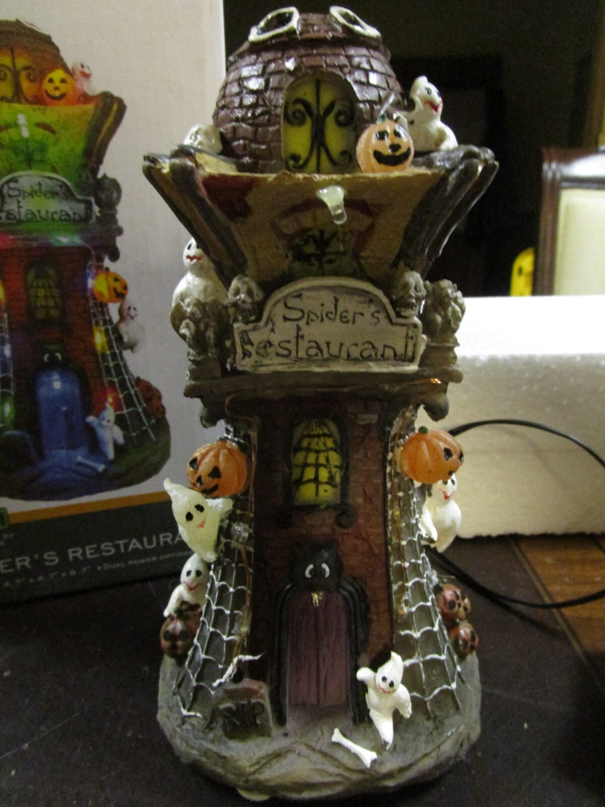 Pumpkin Hollow Spooky Town Spiders restaurant with box works 280-9925