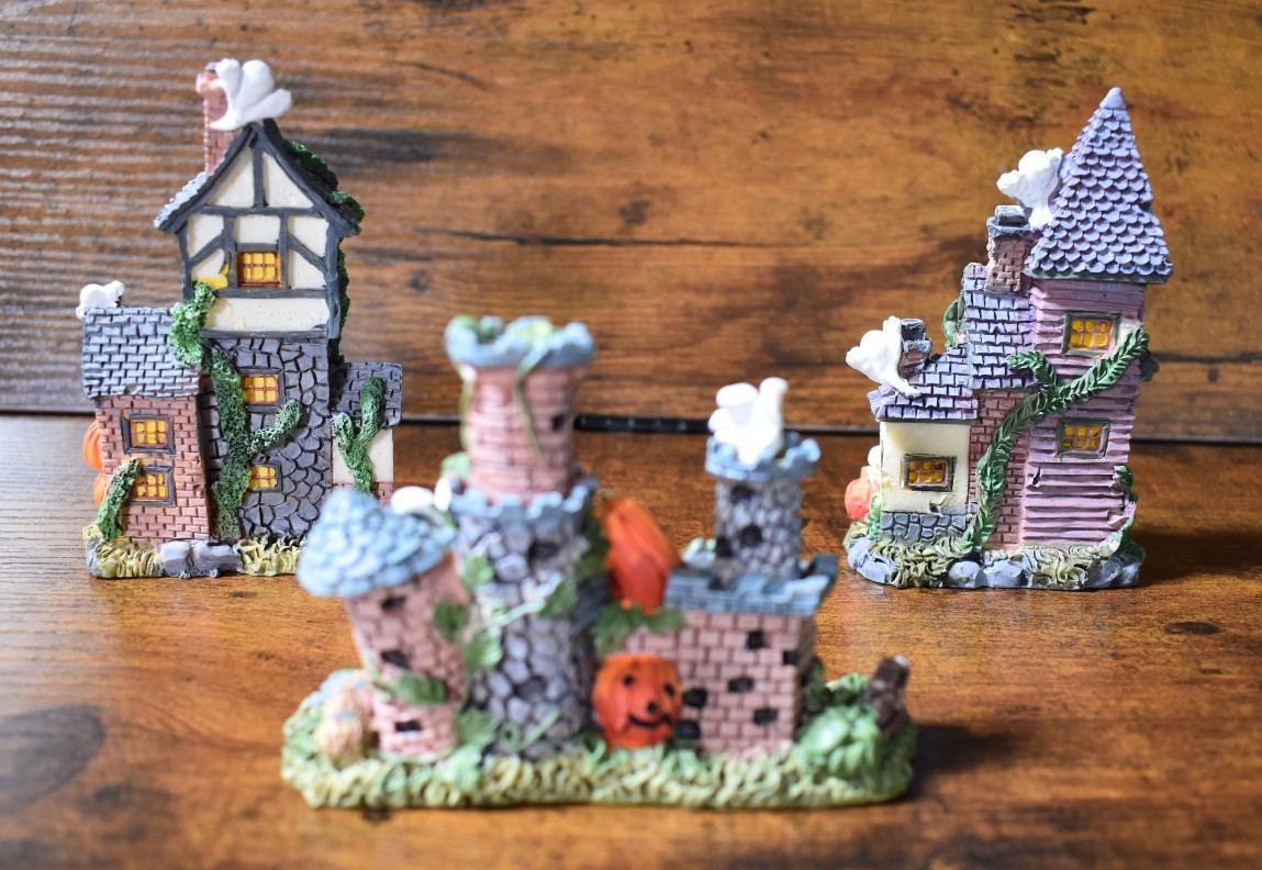 Lot of 2 Vintage K’s Collection Halloween Miniature Houses Resin Decor