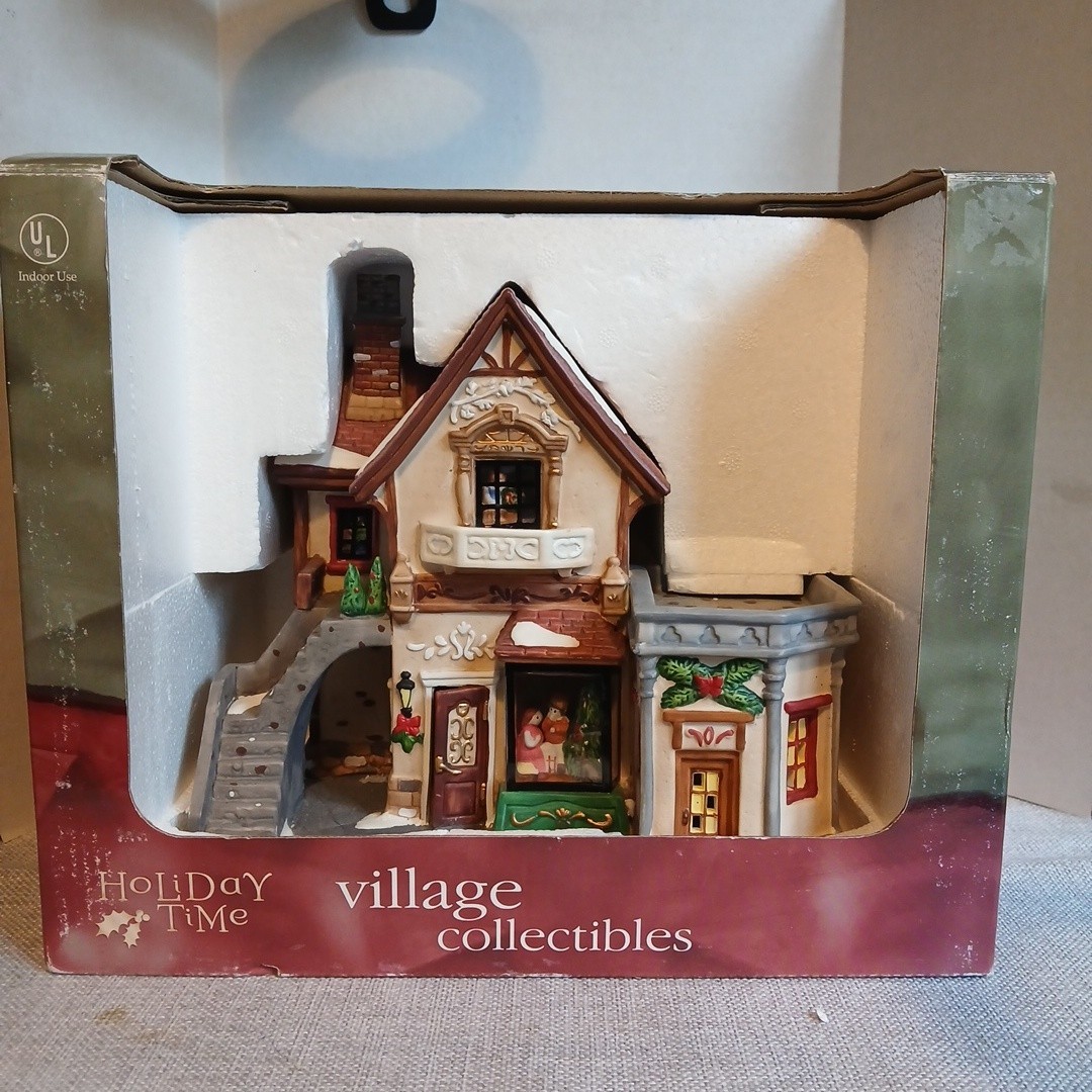 Vintage Holiday Time Village Collectibles P7155 Christmas Decor people in Window