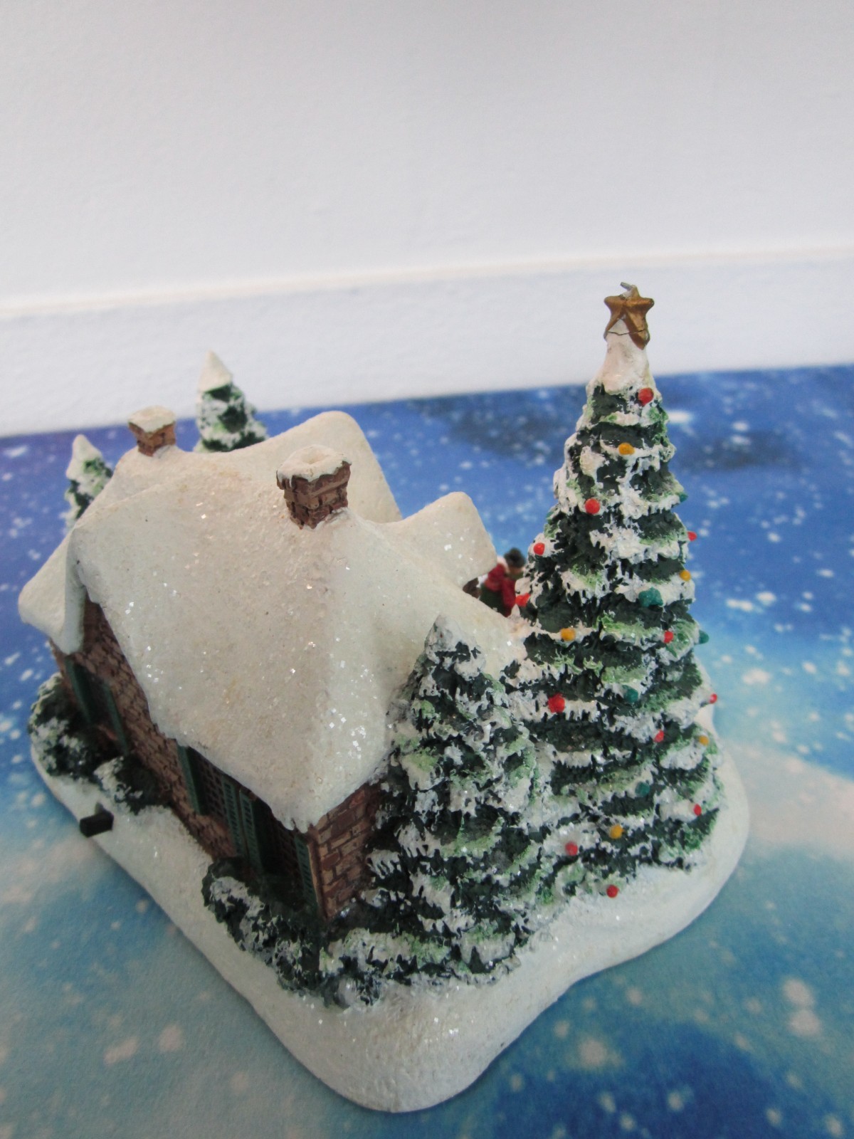 2004 Thomas Kinkade Skater’s Pond Lighted Christmas Village House Teleflora