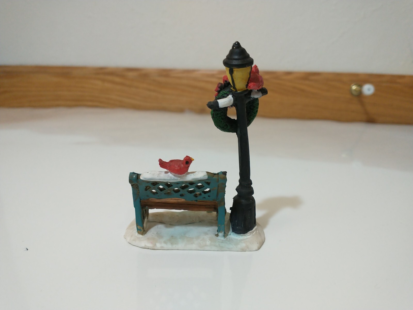 Christmas Village Lamp Post Bench Accessory Poly Resin Cardinal Wreath 4″ Tall