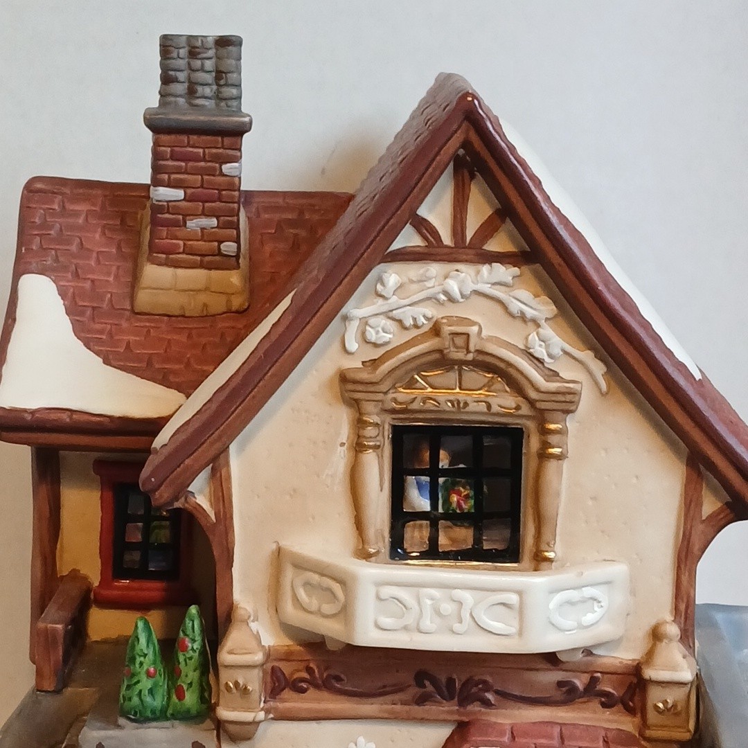 Vintage Holiday Time Village Collectibles P7155 Christmas Decor people in Window