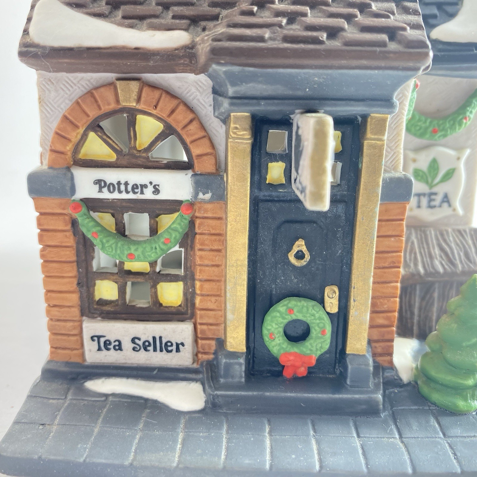 Department 56 Christmas In The City Village Potter’s Tea Seller.
