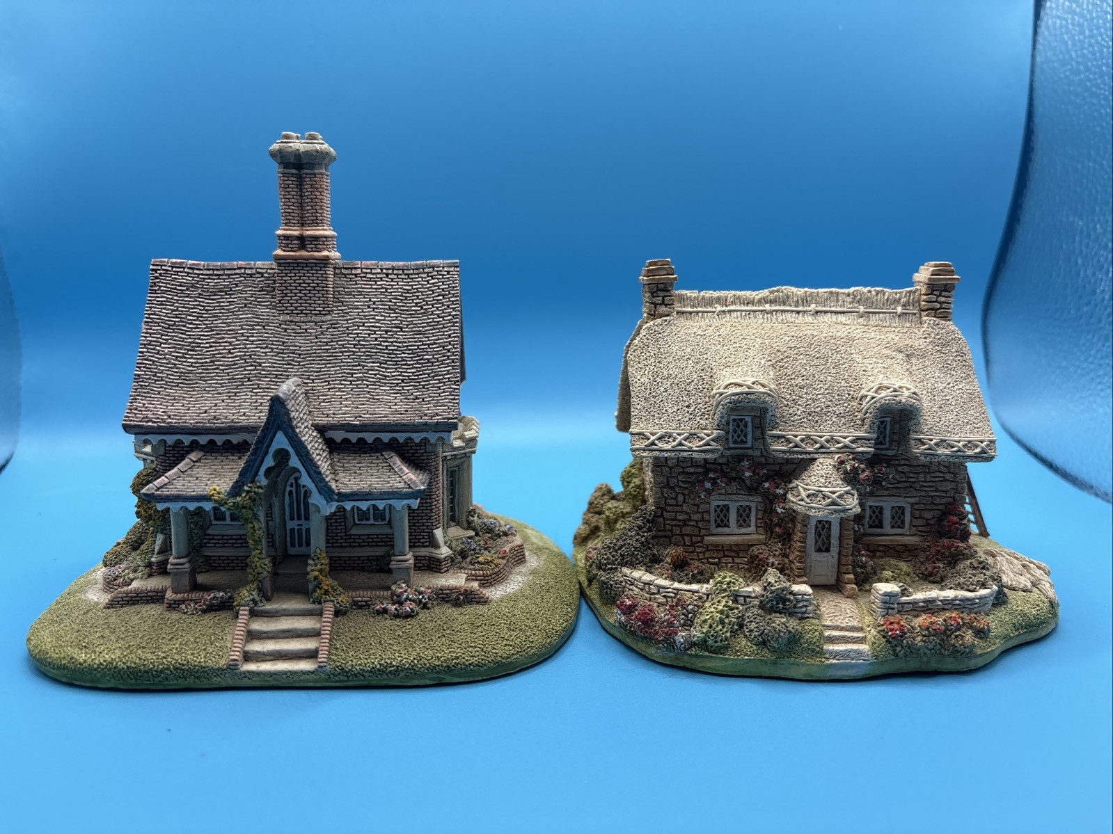 Lilliput Lane Set Of 2 Cottages Paradise Lodge And Bridle Way. Very Cute Houses.