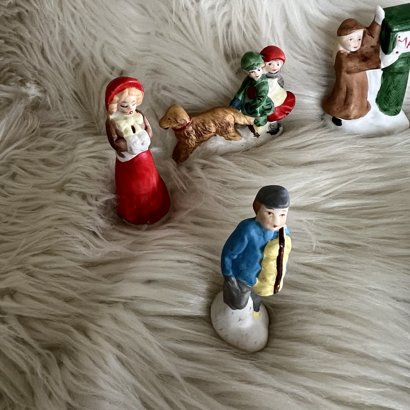 Set Of 7 Porcelain Vintage Christmas Village People Made in Taiwan 2.5”
