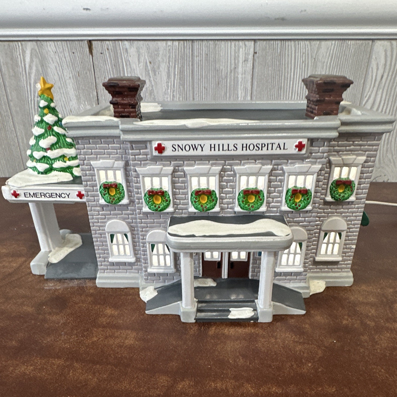 Department 56 Snow Village Snowy Hills Hospital Ceramic Building – Minor damage