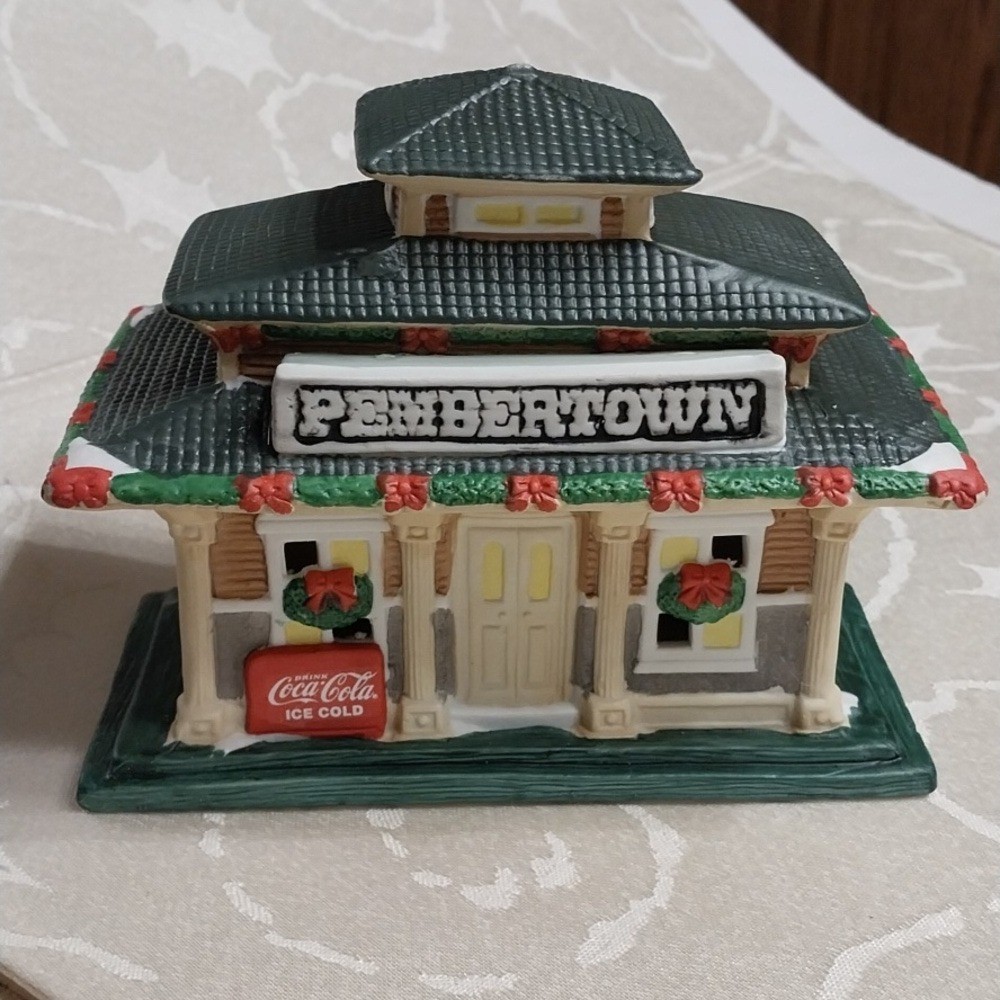 Coca-Cola American Classics Collection NIB 1995 Pemberton Village Train Depot