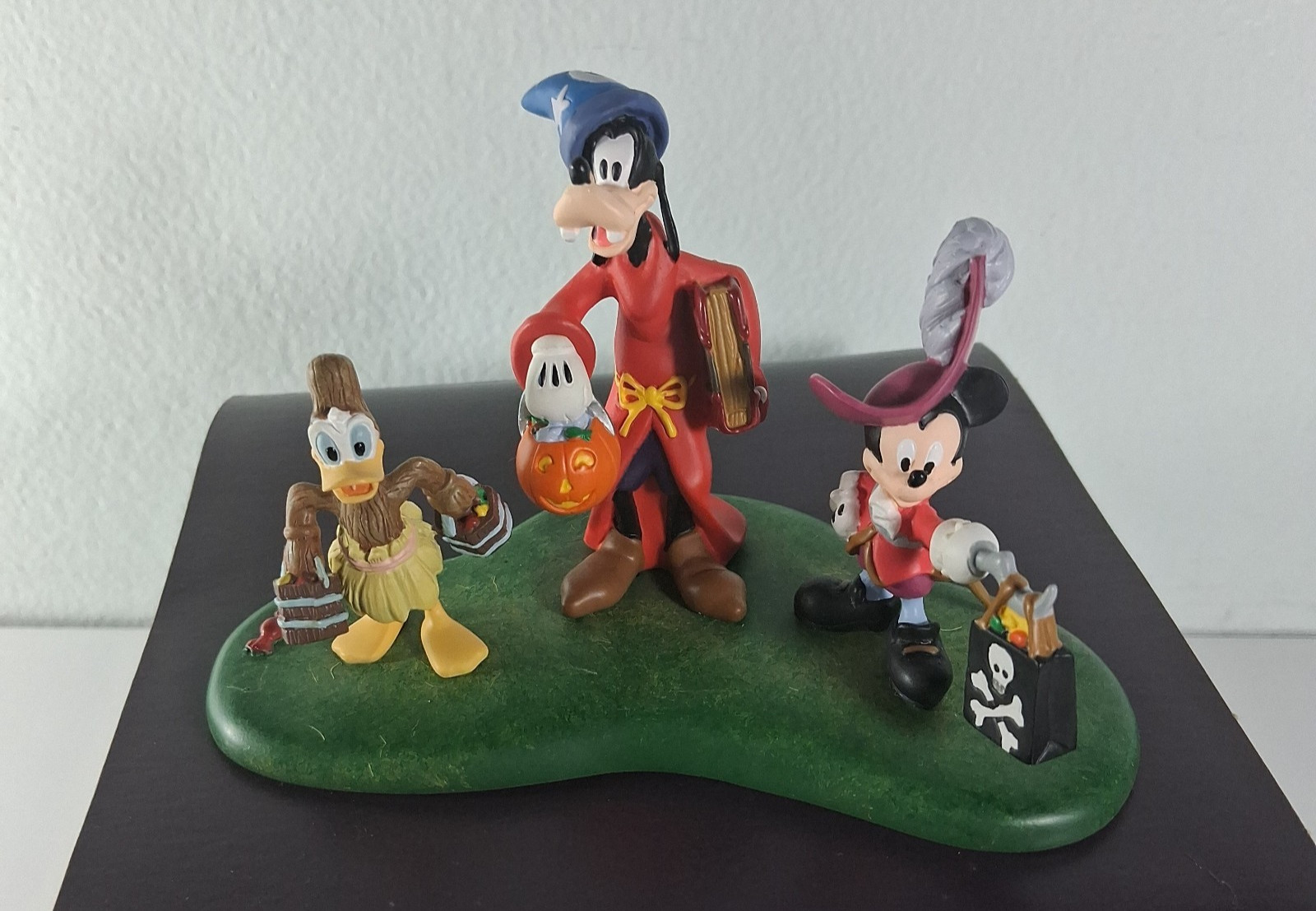 DEPT 56 Snow Village Halloween Disney HAPPY HAUNTING 56.55273 Retired 2004