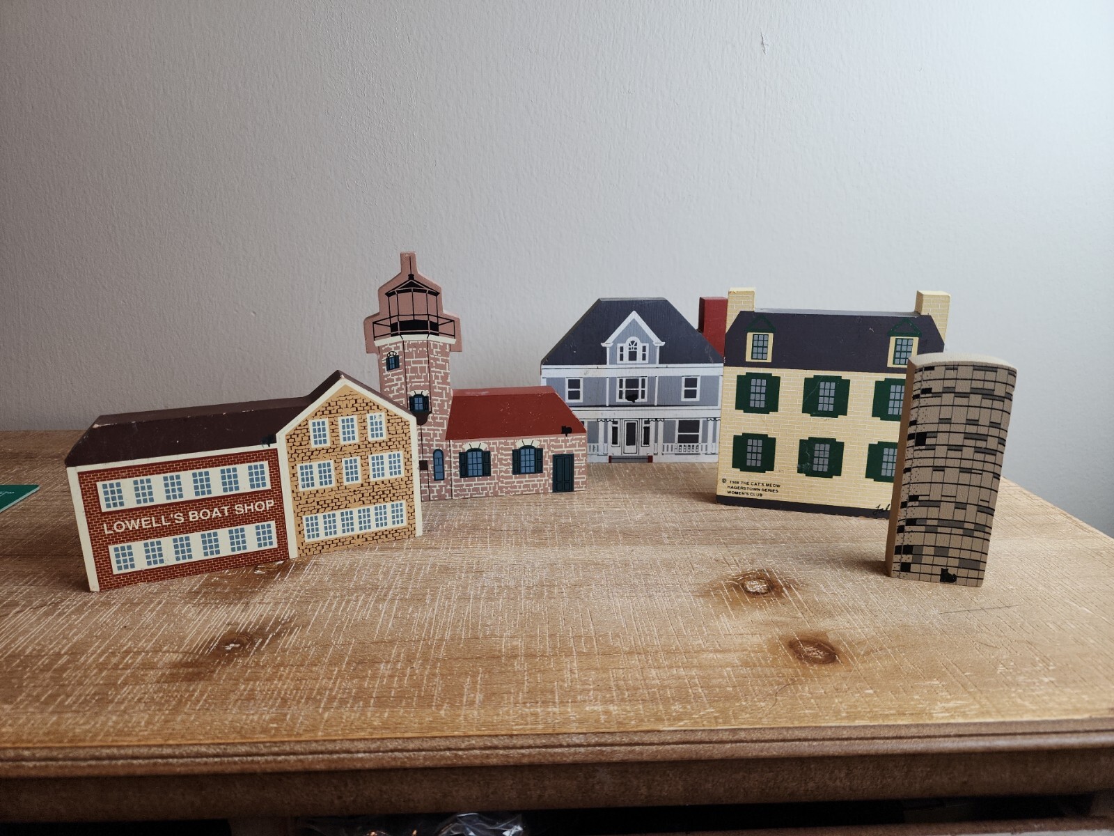 The Cat’s Meow – Multiple Series Lot Of 5 Pieces Buildings/light House/Boat Shop
