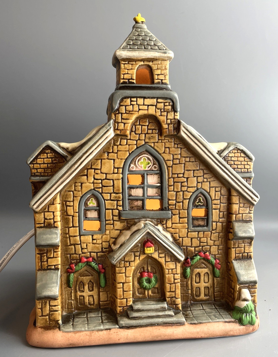 Lefton Colonial Village 1986 – Old Stone Church #05825 – Light Up w/ Storage Box
