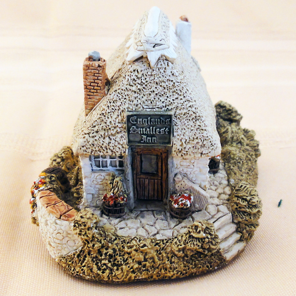 Lilliput SMALLEST INN 2.75″ Tall NEW IN BOX made Cumbria UK 1990 CLUB issue