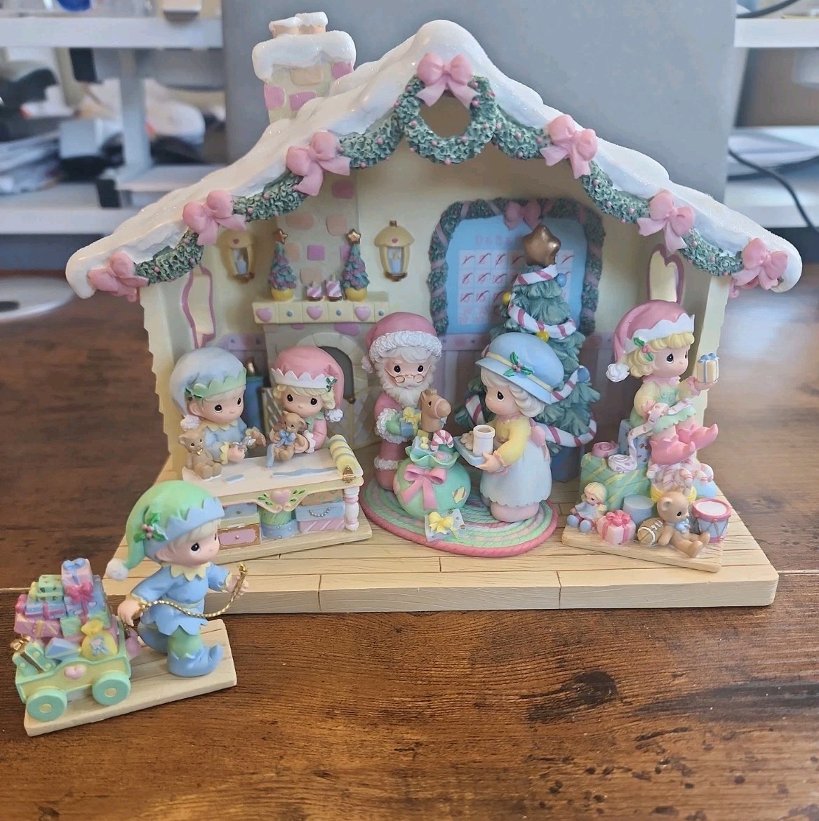 Rare Hawthorne Village Precious Moments Christmas House 2004 Santa’s Workshop