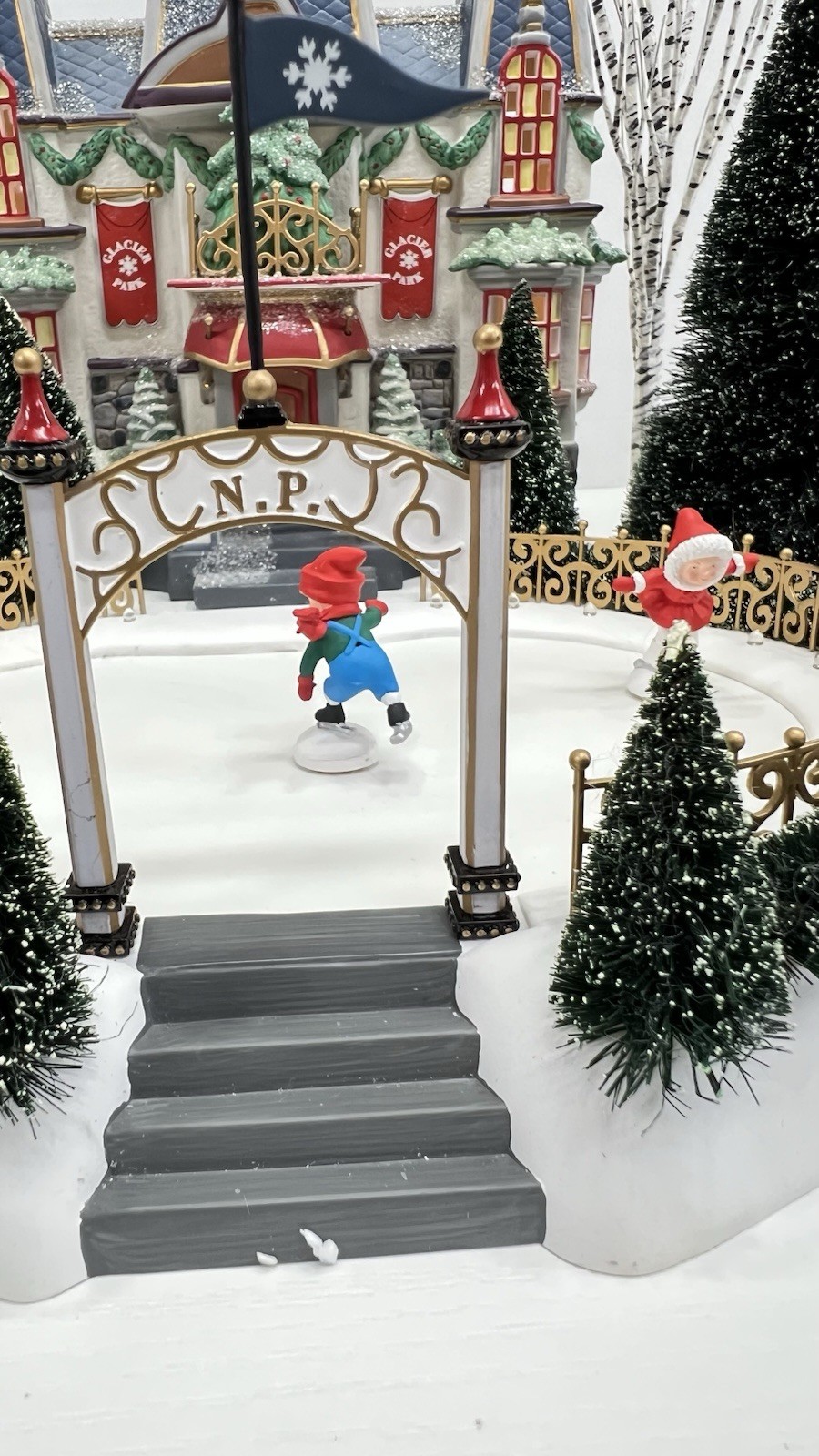 Dept 56 North Pole Series”Glacier Park Pavilion” Holiday Gift Set Please Read !