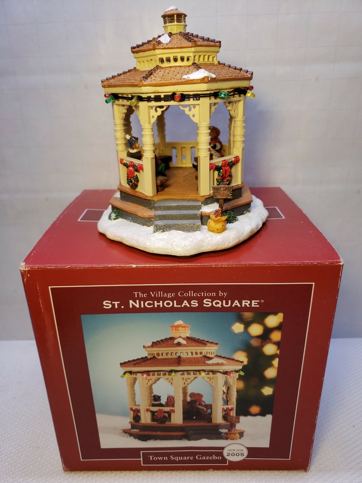RETRO 2005 ST.NICHOLAS SQUARE “TOWN SQUARE” TABLE ACCENT