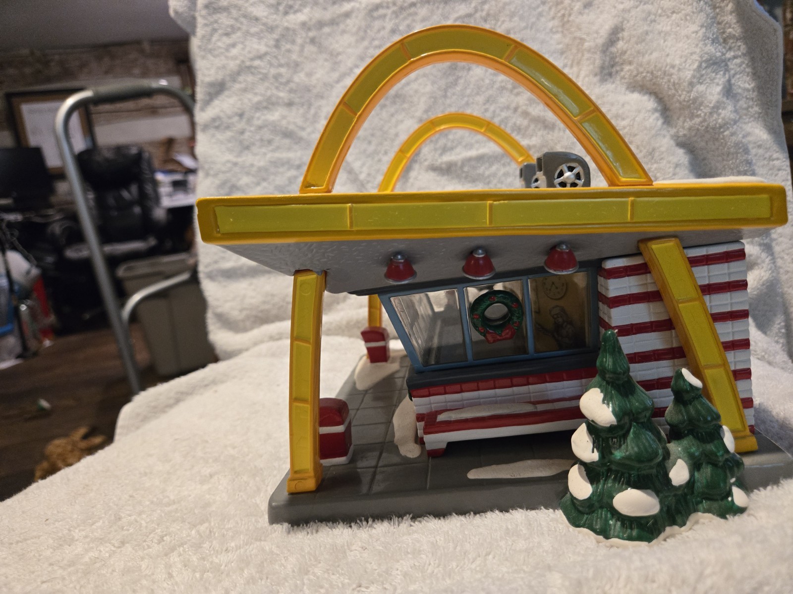 Dept 56 The Original Snow Village McDonald’s Ceramic Christmas Building 54914