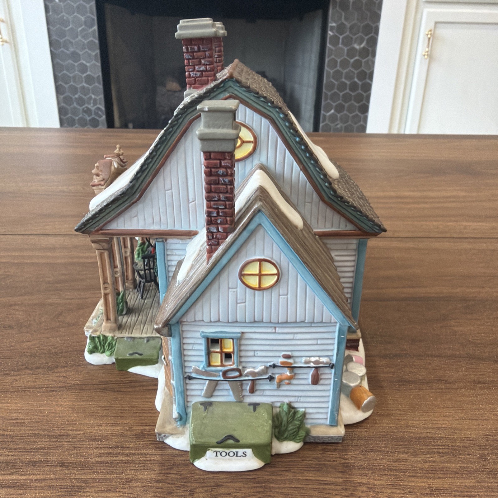 Dept 56″ Pawtucket Furniture Maker” New England (799923) RETIRED