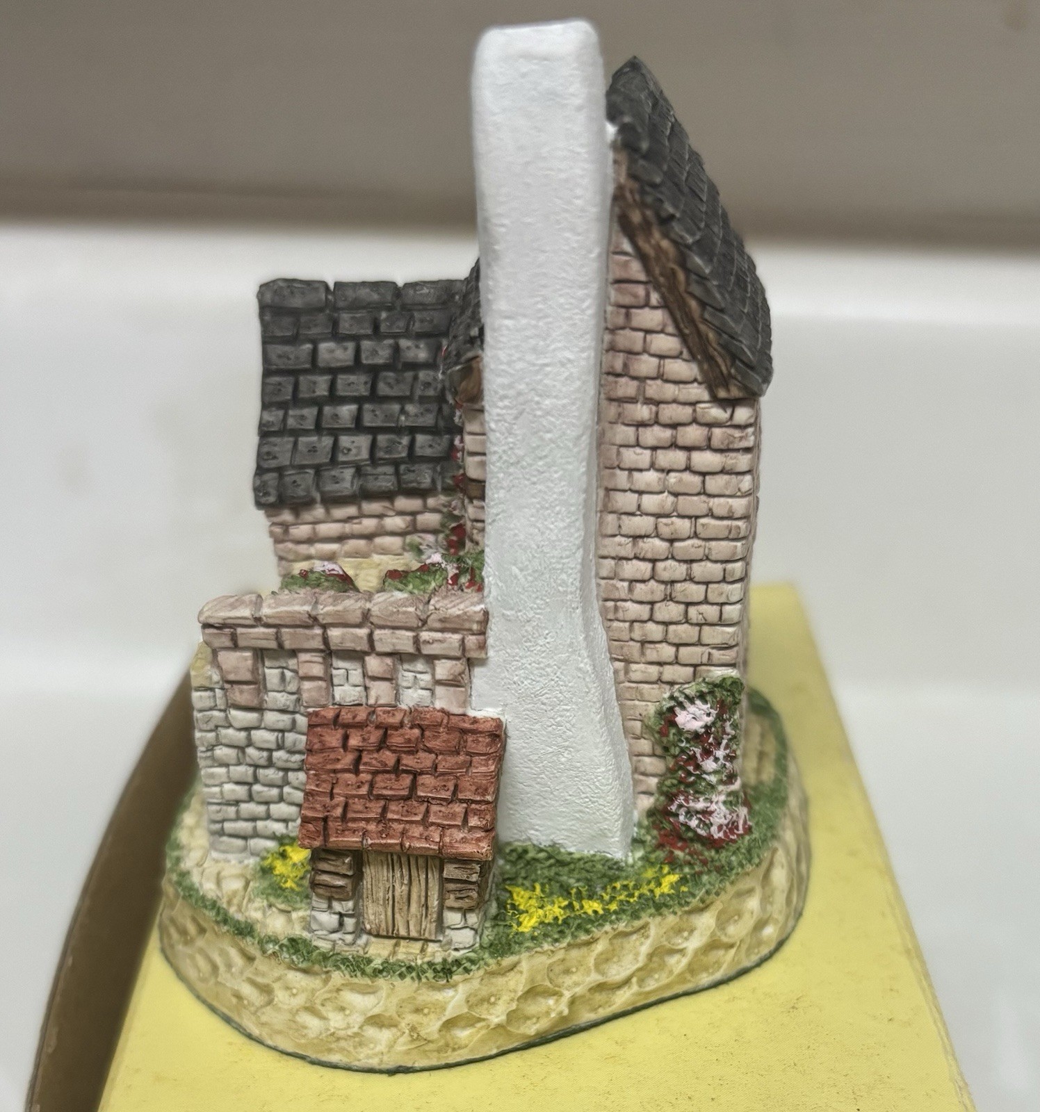 David Winter Cottages The Cobbler No. 7 1990 Hand Painted Handmade Resin Boxed