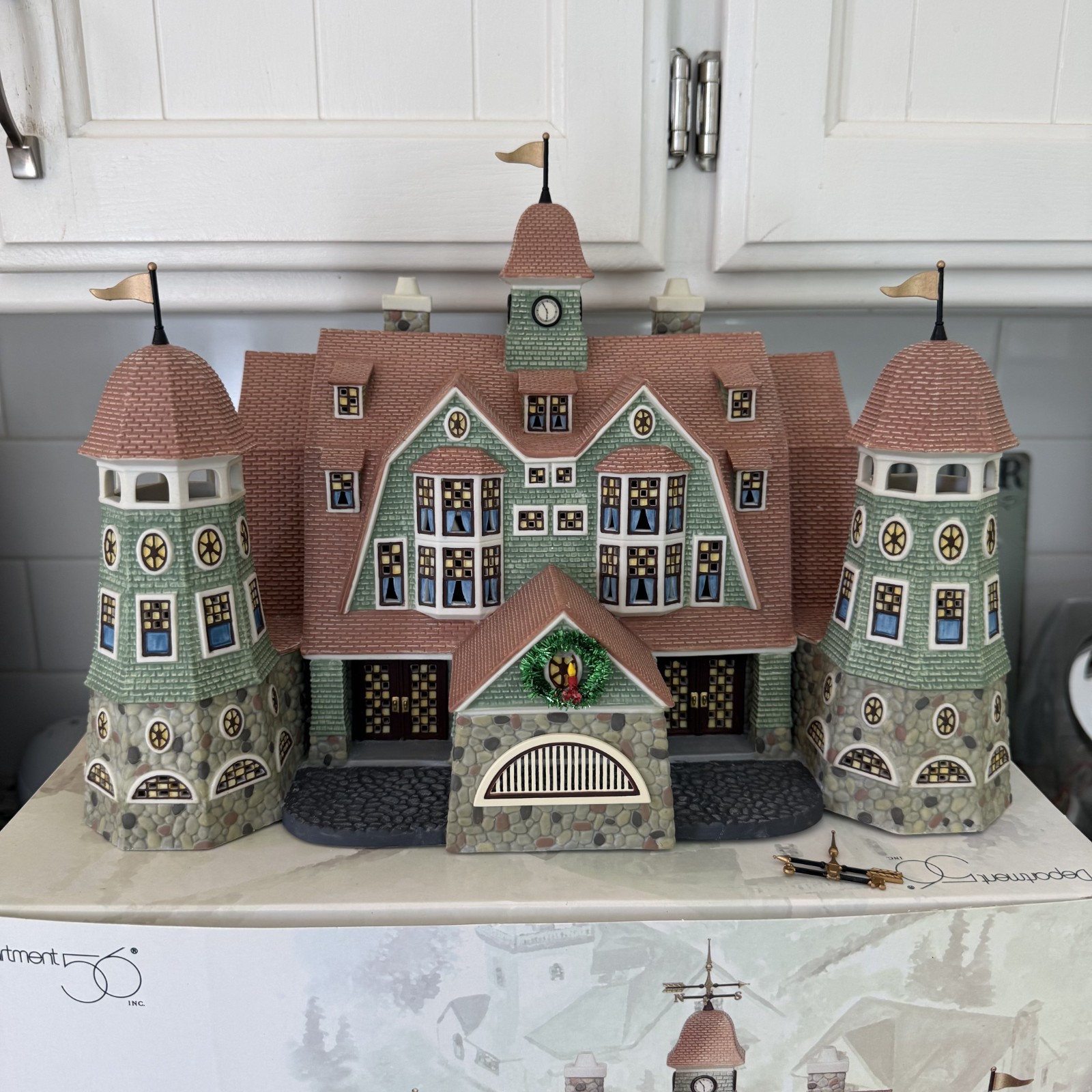 DEPT 56 Seasons Bay Grandview Shores Hotel 1st Edition 53300 + Box & Lights READ