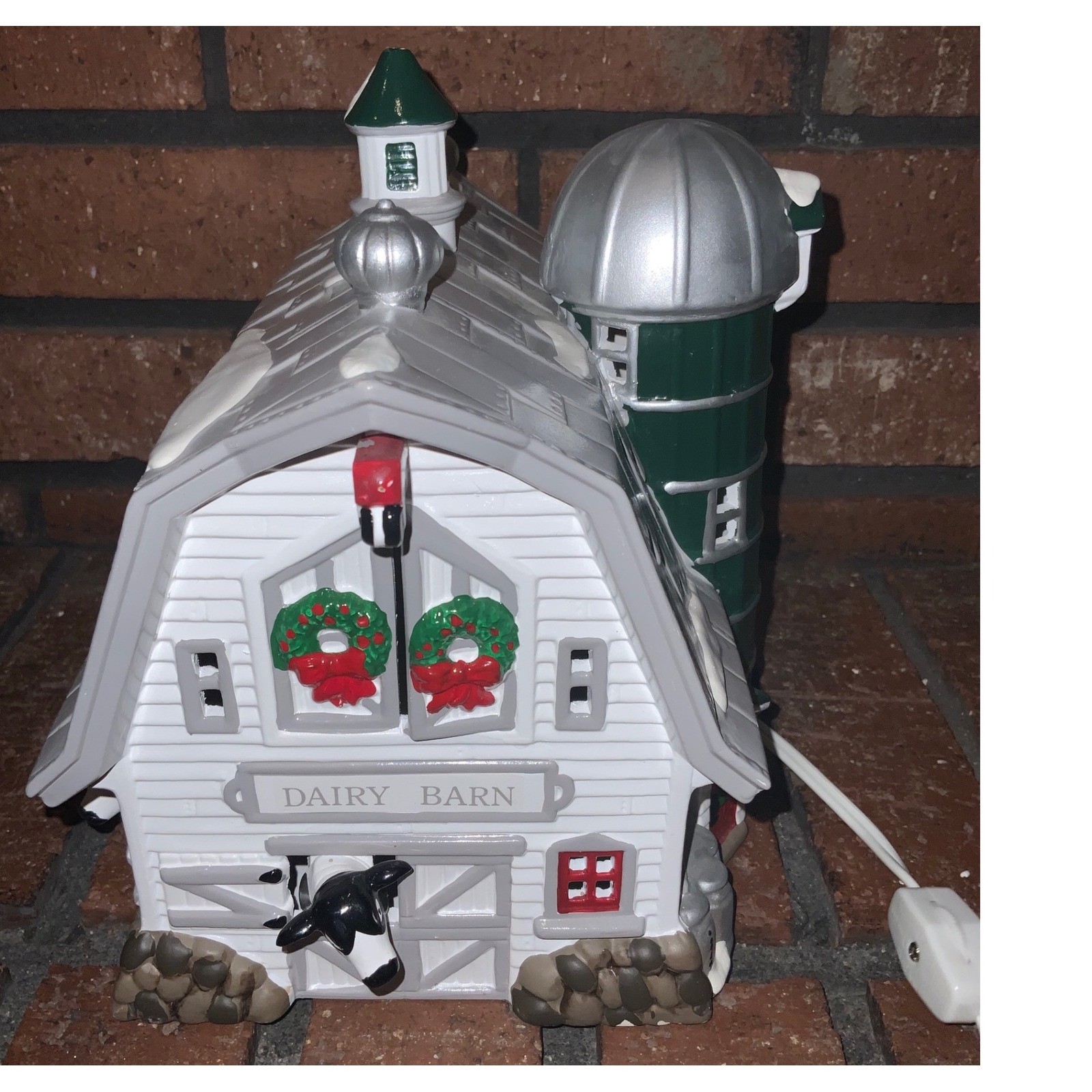 Department 56 Snow Village Dairy Barn 5446-1 Ceramic Christmas Building Lighted