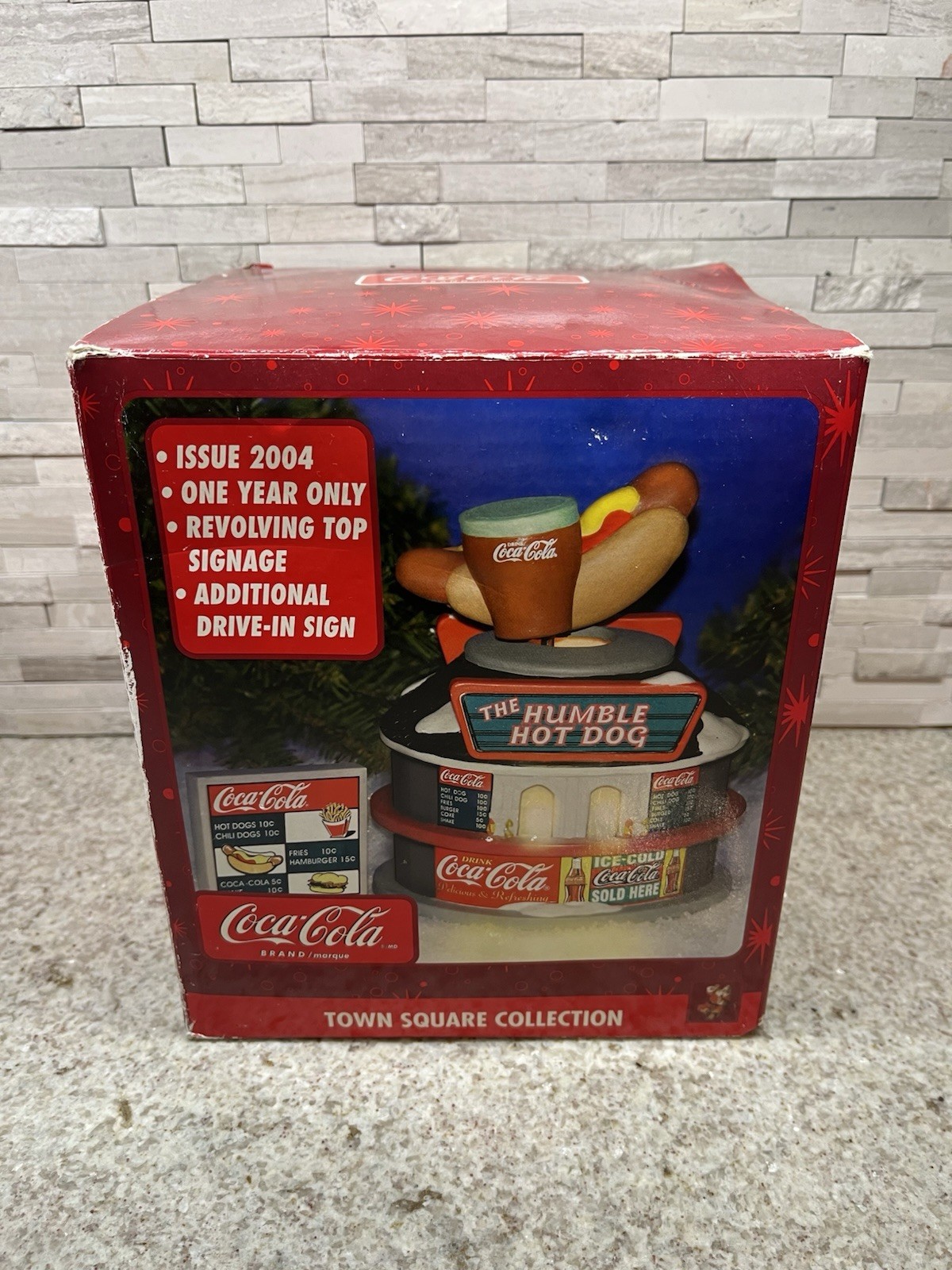 Coca Cola Town Square Humble Hot Dog Rotating Lighted Village 2004 with Box READ