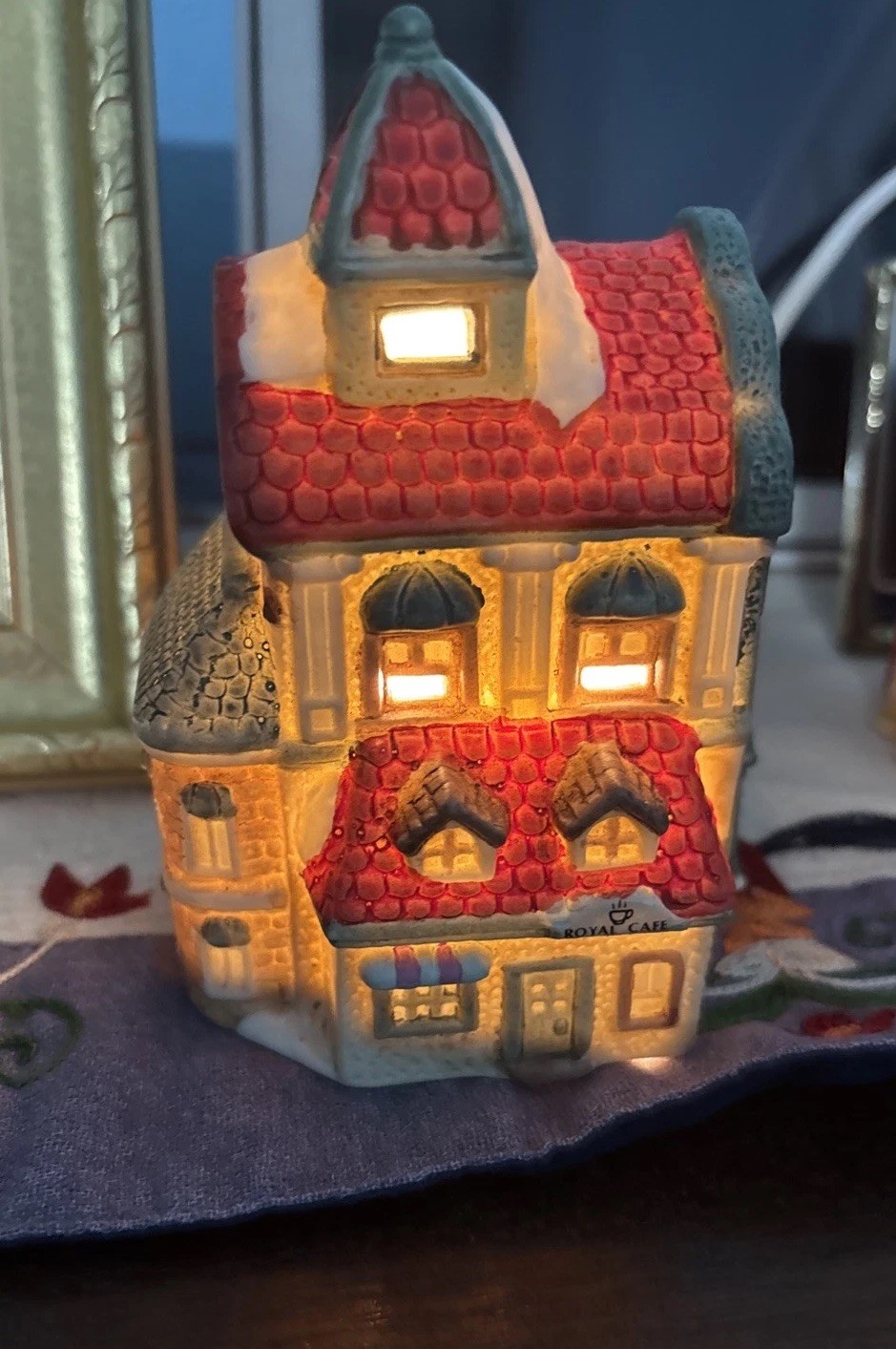 2 Wangs VintageTraditions Holiday Village Village City Hall & Royal Cafe& Hotel