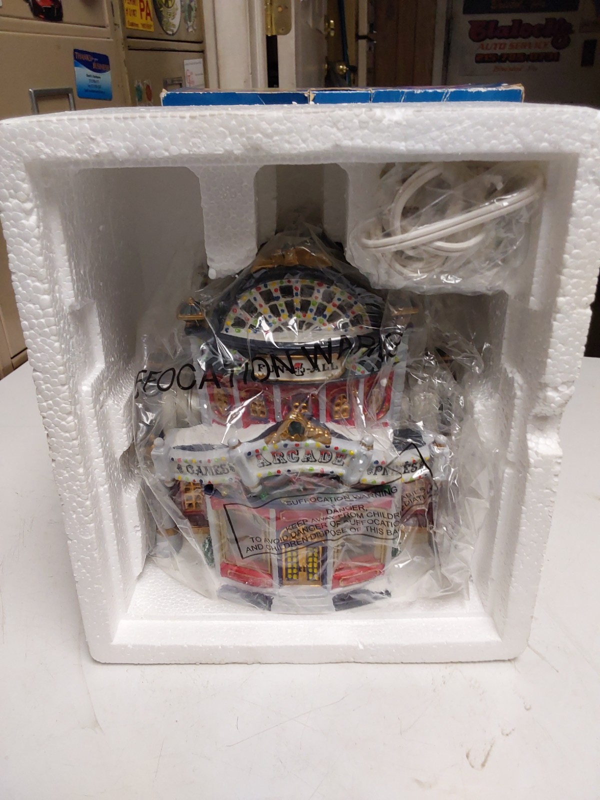 VTG 2000 Lemax Santa’s Wonderland FUN-4-ALL Arcade Porcelain Lighted Toy R Us